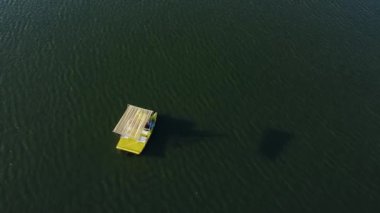 Yazın şehir parkında bir katamaran üzerinde uçan insanların görüntüsü.