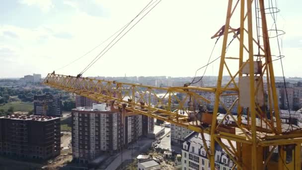 Grúa torre industrial grande vista aérea con cielo azul y paisaje urbano sobre fondo — Vídeos de Stock