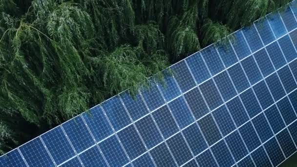 Moc i energia dużego panelu słonecznego w ogrodzie prywatnego domu — Wideo stockowe