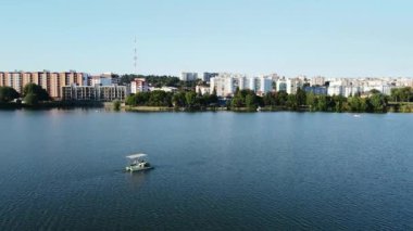 Güneşli bir günde insanların dinlendiği bir katamaranın hava görüntülerini izliyorum.