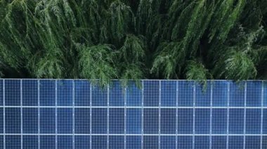 Bir eve elektrik sağlamak için özel bir avludaki güneş panellerinin en üst görüntüsü