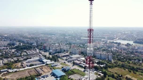 市外の大型テレビ塔付近の飛行 — ストック動画