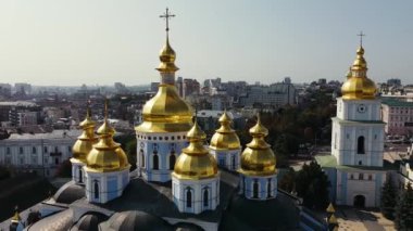 Ukrayna, Kiev 'deki St. Michaels Altın Kubbe Manastırı' nın altın kubbelerinin manzarası.