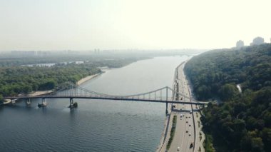 Yaya köprüsünün ve hareket halindeki arabaların hava görüntüsü. Büyük şehir hayatı