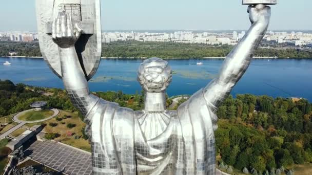Voo sobre o monumento à Pátria com vista para a cidade. Kiev, Ucrânia — Vídeo de Stock