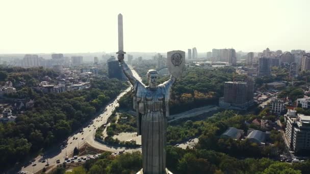 Vista aérea de um monumento à estátua da pátria e da cidade em Kiev, Ucrânia — Vídeo de Stock