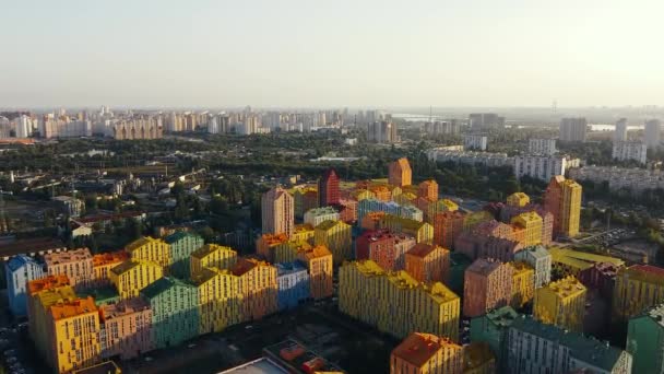 コンフォートタウンの住宅地の絵の開発。キエフ、ウクライナ. — ストック動画