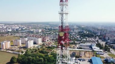 Güneşli bir günde büyük bir şehrin arka planına karşı TV kulesinin etrafında uçmak