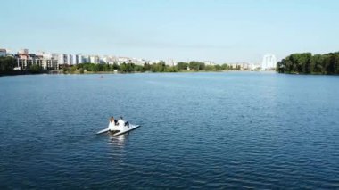 Genç aşıkların hava manzarası şehrin parkında bir katamara biniyor.