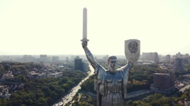 Ukrayna 'nın Kiev kentindeki bir anıtın havadan görünüşü