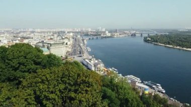 Büyük şehre ve akan nehre bakan ağaçların üzerinden güzel bir uçuş.