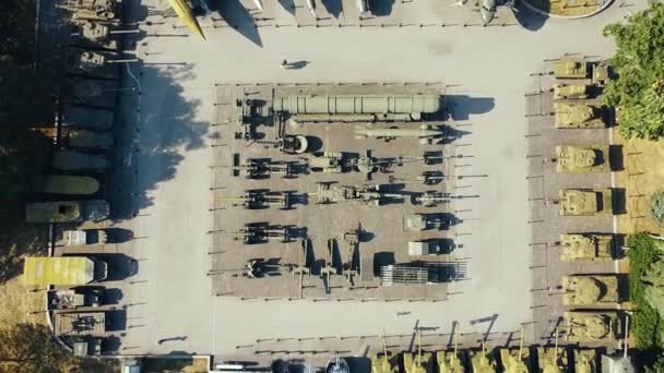군사 장비, 탱크, 총, 항공기 박물관 위에서 맨 위에서 찍은 사진. — 비디오