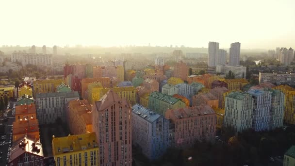 コンフォートタウンの住宅街の色の建物。キエフ、ウクライナ. — ストック動画