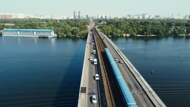 橋を渡って川を渡る地上地下鉄の空中風景 — ストック動画