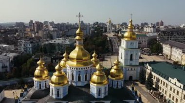 Ukrayna, Kiev 'deki St. Michaels Altın Kubbe Manastırı' nın altın kubbelerinin manzarası.