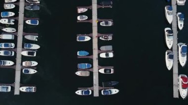 İskeleye park etmiş büyük ve küçük yatların, katamaranların hava manzarası.