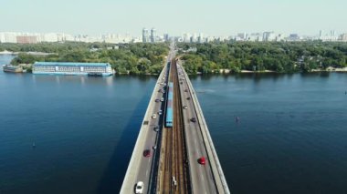 Nehir üzerindeki köprünün üzerinden geçen metro görüntüsü.