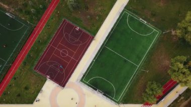 Park alanındaki yerleşim alanındaki futbol sahası ve basketbol sahasının en üst görüntüsü