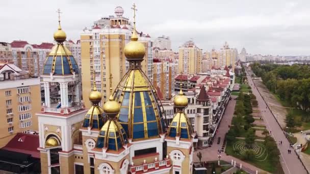 View of the golden domes of a small church in a residential area — Stock Video