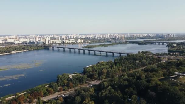 Vista aérea da grande ponte rodoviária sobre o rio na capital — Vídeo de Stock