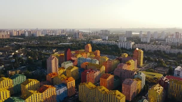 Edifícios residenciais multicoloridos na área de Comfort Town. Kiev, Ucrânia. — Vídeo de Stock