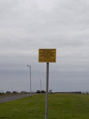 Bir deniz limanında tehlike işareti alındı. Ölüm ve yaralanma uyarısı.