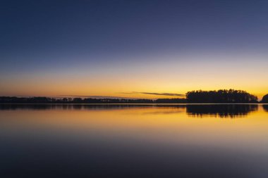 Hollanda 'nın Alkmaar Gölü yakınlarındaki Günbatımı Panoraması Renkli Akşam Gökyüzü ile Hollanda Tarihi Manzarası