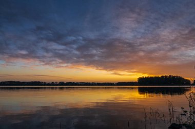 Hollanda 'nın Alkmaar Gölü yakınlarındaki Günbatımı Panoraması Renkli Akşam Gökyüzü ile Hollanda Tarihi Manzarası