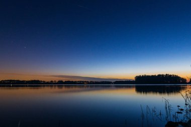 Hollanda 'nın Alkmaar Gölü yakınlarındaki Günbatımı Panoraması Renkli Akşam Gökyüzü ile Hollanda Tarihi Manzarası