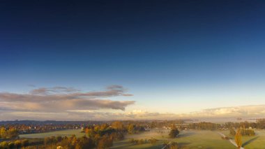 Hollanda 'nın kırsal kesimindeki yemyeşil tarlalara bakan nefes kesici balkon manzarası Amsterdam, Hollanda yakınlarında sisli bir yaz gündoğumu sırasında