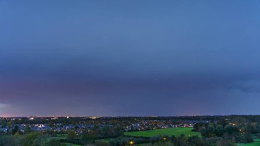 Hollanda 'nın kırsal kesimindeki yemyeşil tarlalara bakan nefes kesici balkon manzarası Amsterdam, Hollanda yakınlarındaki fırtınalı yaz günbatımında