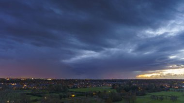 Hollanda 'nın kırsal kesimindeki yemyeşil tarlalara bakan nefes kesici balkon manzarası Amsterdam, Hollanda yakınlarındaki fırtınalı yaz günbatımında