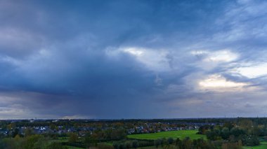 Hollanda 'nın kırsal kesimindeki yemyeşil tarlalara bakan nefes kesici balkon manzarası Amsterdam, Hollanda yakınlarındaki fırtınalı yaz günbatımında