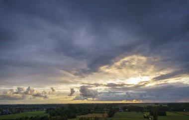 Hollanda 'nın kırsal kesimindeki yemyeşil tarlalara bakan nefes kesici balkon manzarası Amsterdam, Hollanda yakınlarındaki fırtınalı yaz günbatımında