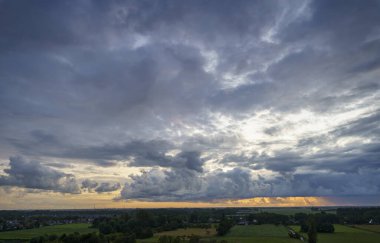 Hollanda 'nın kırsal kesimindeki yemyeşil tarlalara bakan nefes kesici balkon manzarası Amsterdam, Hollanda yakınlarındaki fırtınalı yaz günbatımında