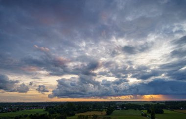 Hollanda 'nın kırsal kesimindeki yemyeşil tarlalara bakan nefes kesici balkon manzarası Amsterdam, Hollanda yakınlarındaki fırtınalı yaz günbatımında