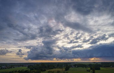 Hollanda 'nın kırsal kesimindeki yemyeşil tarlalara bakan nefes kesici balkon manzarası Amsterdam, Hollanda yakınlarındaki fırtınalı yaz günbatımında