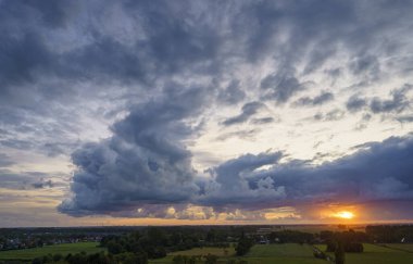 Hollanda 'nın kırsal kesimindeki yemyeşil tarlalara bakan nefes kesici balkon manzarası Amsterdam, Hollanda yakınlarındaki fırtınalı yaz günbatımında