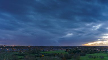 Hollanda 'nın kırsal kesimindeki yemyeşil tarlalara bakan nefes kesici balkon manzarası Amsterdam, Hollanda yakınlarındaki fırtınalı yaz günbatımında