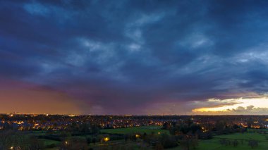 Hollanda 'nın kırsal kesimindeki yemyeşil tarlalara bakan nefes kesici balkon manzarası Amsterdam, Hollanda yakınlarındaki fırtınalı yaz günbatımında