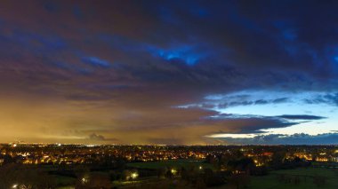 Hollanda 'nın kırsal kesimindeki yemyeşil tarlalara bakan nefes kesici balkon manzarası Amsterdam, Hollanda yakınlarındaki fırtınalı yaz günbatımında