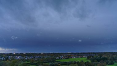 Hollanda 'nın kırsal kesimindeki yemyeşil tarlalara bakan nefes kesici balkon manzarası Amsterdam, Hollanda yakınlarındaki fırtınalı yaz günbatımında