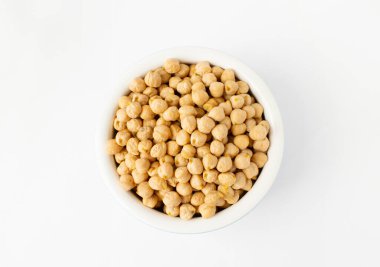 Gri arka planda el yapımı bir seramik kasede nohut. Geleneksel Garbanzo fasulyesi Yakın Doğu yemekleri. Üst görünüm.