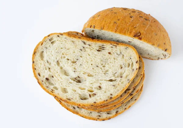 Het gesneden brood met zaden geïsoleerd op grijze achtergrond. Close up voedsel foto. — Stockfoto