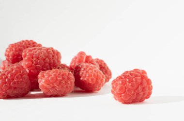 Gri arka planda taze ahududu. Tatlı orman meyvelerinin yakın fotoğrafını çek..