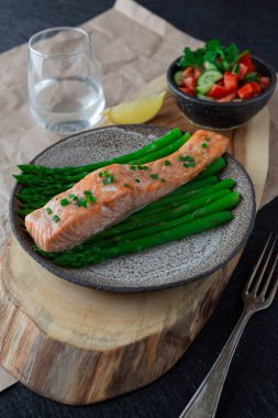 Kuşkonmaz yemek ile somon