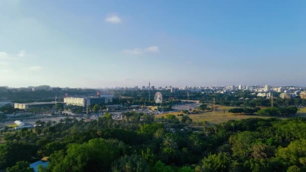 Luchtfoto video over groen park — Stockvideo