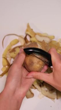Discover effective and innovative techniques for peeling potatoes to create delicious and wholesome meals