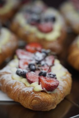 Çilekli, yaban mersinli ve kremalı bir pasta.