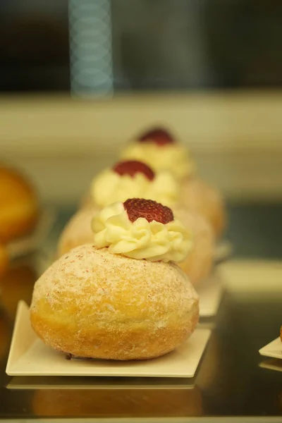 Çeşitli hamur işleri içeren bir vitrin.